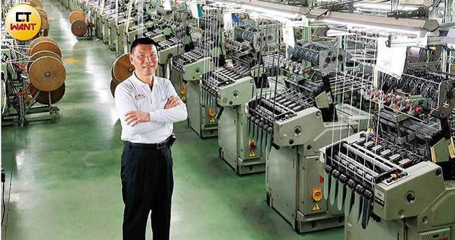 靠着肯吃苦、负责任，吴世长从2部机台做到现在拥有上千部机台和2座工厂。（图／黄耀徵摄）