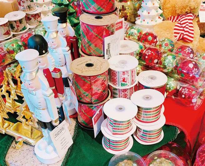 因应耶诞节庆，缙阳每年开春都会开发上千种缎带给客户挑选。（图／缙阳提供）