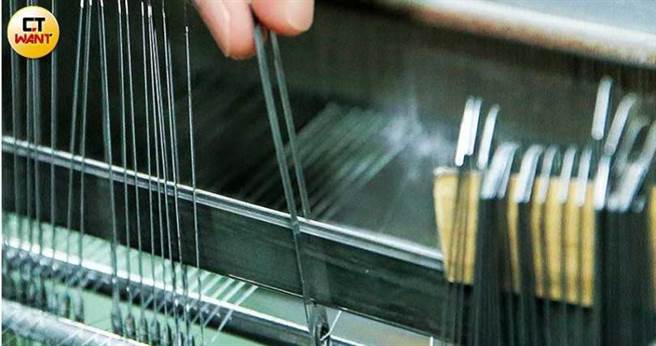 每一根丝线都要穿过活动的停电片，只要一根断掉，机器就会自动停止，这也是成语「丝丝入扣」的现代版。（图／黄耀徵摄）