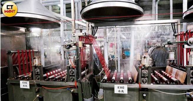 缎带染色后，需经过水洗、高温烘乾、再水洗、低温烘乾，才能确保鲜艳不掉色。图为水洗过程。（图／黄耀徵摄）