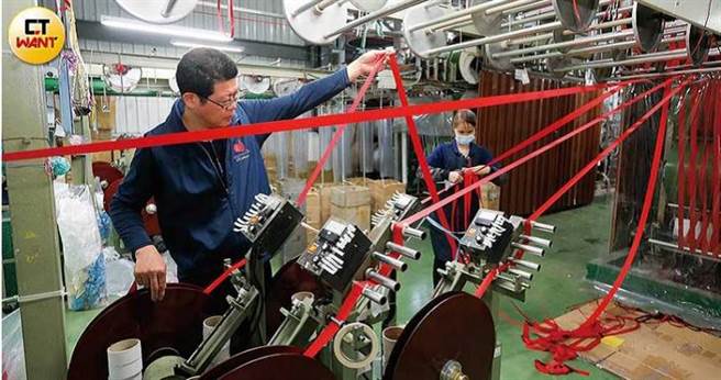 制作完成的缎面缎带需手工收整，以避免压痕及折痕。（图／黄耀徵摄）