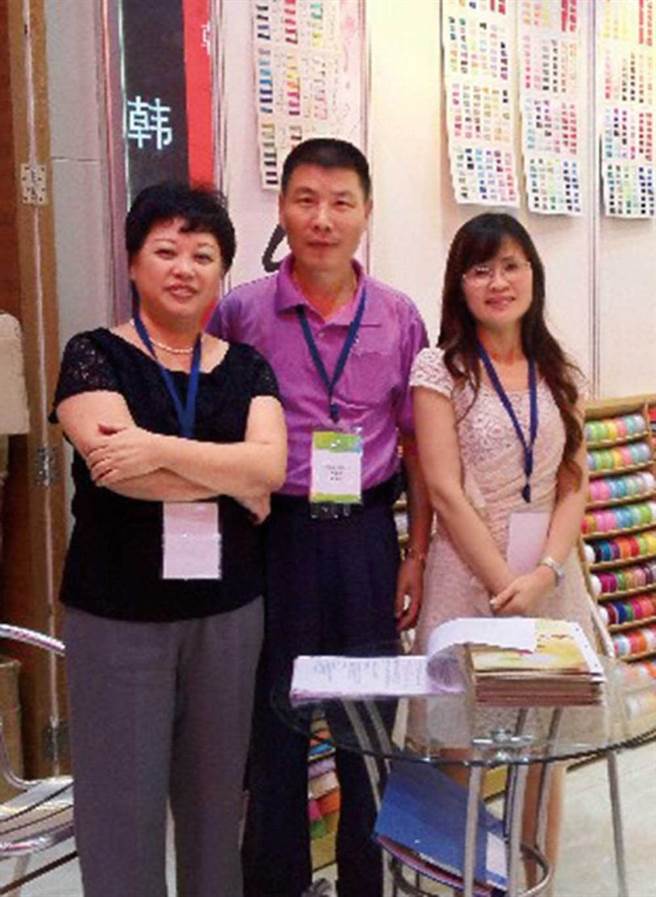 为了推广自家缎带，吴世长（中）和太太（左）、总经理（右）常常到各大文具礼品展设摊。（图／缙阳提供）