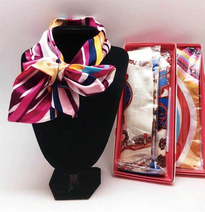 把缎带做成宽版，就变成了丝巾。图为缙阳入围2012年彰化十大伴手礼的丝巾。（图／缙阳提供）