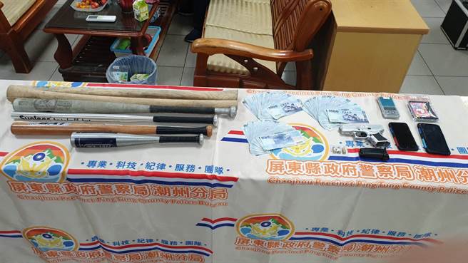 屏东检警铁腕扫黑肃枪缉毒，78名恶煞到案起出枪毒。(戴志扬翻摄)