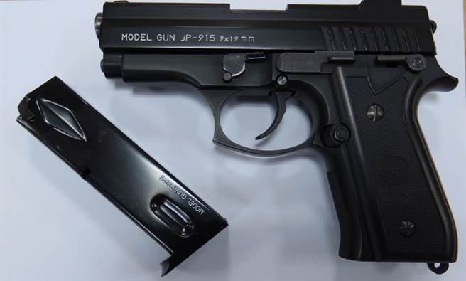 屏东检警铁腕扫黑肃枪缉毒，78名恶煞到案起出枪毒。(戴志扬翻摄)