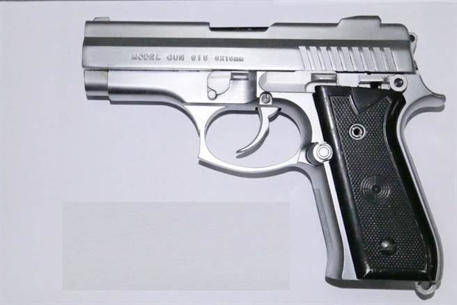 屏东检警铁腕扫黑肃枪缉毒，78名恶煞到案起出枪毒。(戴志扬翻摄)