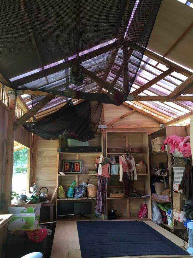 野居草堂足供遮蔽风雨，凶手陈伯谦不但住在此处更在此开班收费授课，市府起初竟饰词狡辩是棚摊，相关人员已被记过申诫惩处。（图／高爸爸提供）