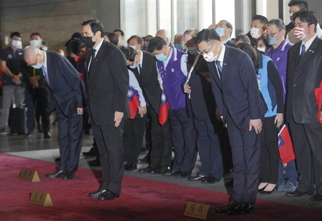 國民黨主席江啟臣（前排右）12日率黨務主管與前總統馬英九（前排中）、前副總統吳敦義（前排左）等人到台北國父紀念館出席國父孫中山逝世96週年紀念活動。（圖為中時資料照）