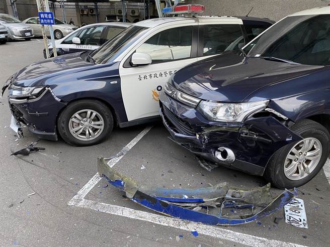 洪姓男子今晨開車衝撞警車。（警方提供，文：陳鴻偉）