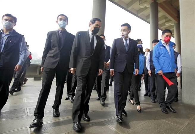 國民黨主席江啟臣（前排右二）12日率黨務主管與前總統馬英九（前排中）等人到台北國父紀念館出席國父孫中山逝世96週年紀念活動。（圖為中時資料照）