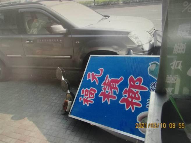 1部自小客車日前因閃避曳引車，不慎擦撞安全島後，再撞上對向之路邊停車，共波及3部汽車與2輛機車，以及檳榔攤。（翻攝照片／林瑞益高雄傳真）