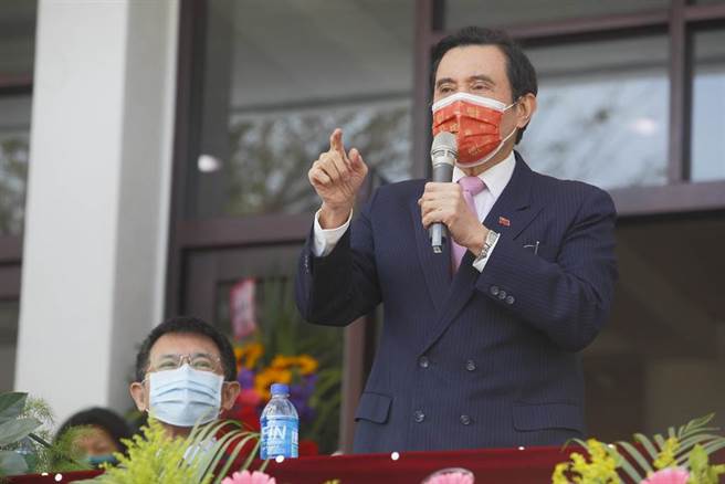 近來藻礁議題引起熱議，也讓「重啟核四」的討論再度浮上檯面，行政院長蘇貞昌日前表示，核四封存是前總統馬英九（右）的決定，馬13日出席「東吳大學建校121年校慶典禮暨運動大會」時接受媒體表示，當初核四封存就是暫時不運轉，等到時機成熟的時候再來運轉，而現在台灣缺電，藻礁問題又無法解決，最好的辦法就是重啟核四。（張鎧乙攝）