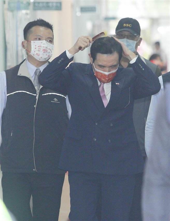 前總統馬英九（中）13日出席「東吳大學建校121年校慶典禮暨運動大會」，馬在準備接受媒體訪問前，途中整理一下頭髮。（張鎧乙攝）