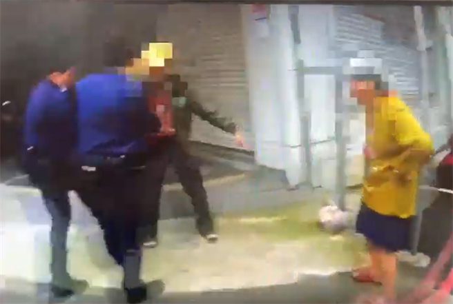 布袋戏名导蔡孟育4日传出在住家与邻居发生纠纷，手臂遭80岁老翁砍伤。（民眾提供／苏育宣翻摄）