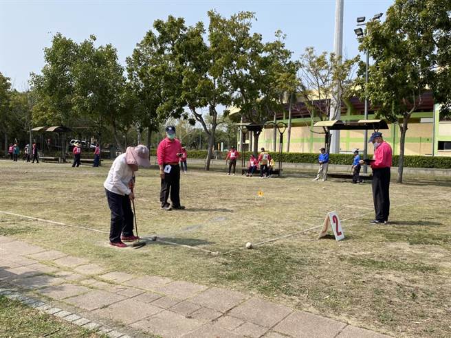 彰化五信推广社区槌球运动，13日携手彰化县槌球发展协会在彰化市谢成哲纪念槌球场举办社区长者槌球运动。（温芝桦服务处提供／谢琼云彰化传真）