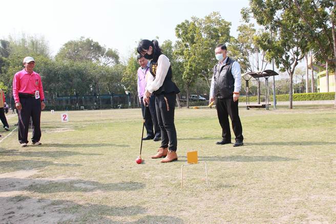 身兼槌球协会理事长的县议员温芝桦也下场打槌球与长者们交流同乐。（温芝桦服务处提供／谢琼云彰化传真）
