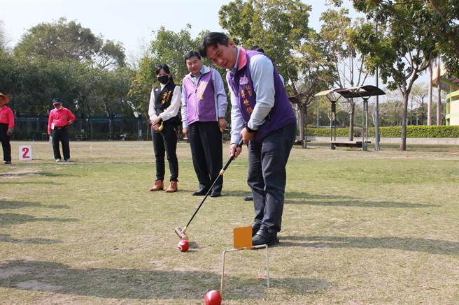 县府秘书李世杰到场与长辈们打槌球，不忘宣导彰化县长者福利，免费补助65岁以上长者一副老花眼镜。（温芝桦服务处提供／谢琼云彰化传真）