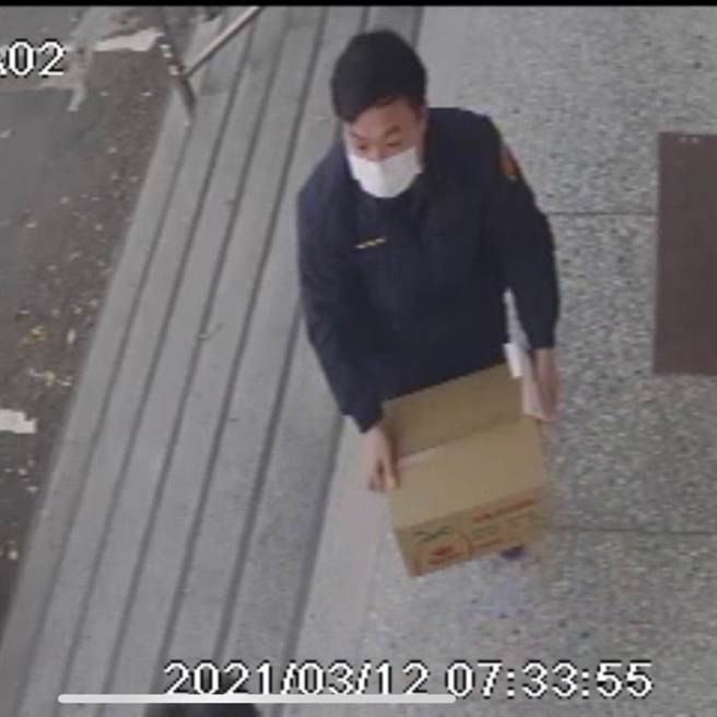 民眾拾获受伤的猫头鹰报案，员警赶紧拿纸箱来装猫头鹰，并通报西湖乡公所农业课兽医前来协助。（警方提供）