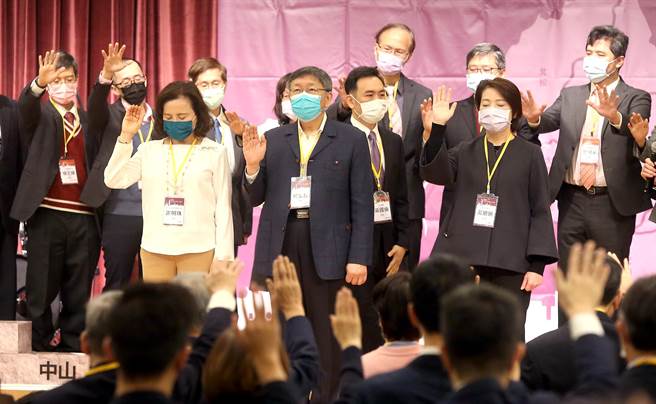 柯文哲和大家一起为全球疫情祈福。（赵双杰摄）