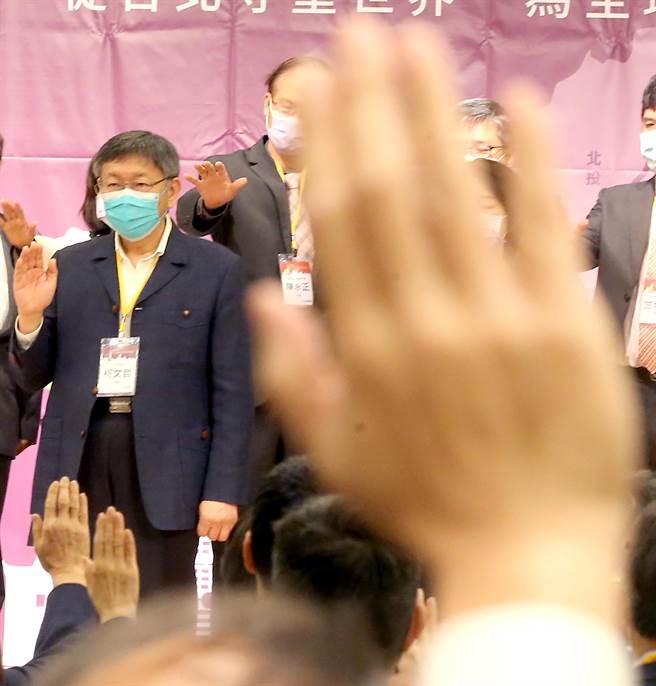 柯文哲和大家一起为全球疫情祈福。（赵双杰摄）