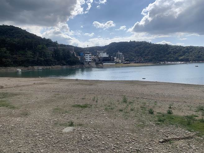 日月潭逢苦旱，伊達邵出現旱田景觀。（廖志晃攝）