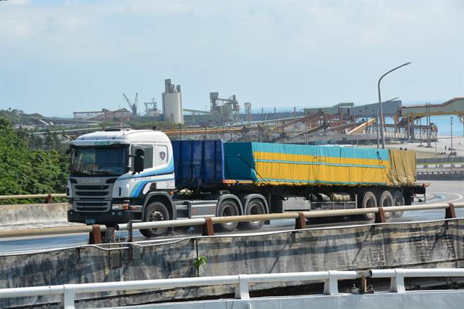 花莲港每日砂石车、联结车往来频繁，港内＃22桥、＃24桥等2座，评估后车辆载重已不宜超过43公吨。（王志伟摄）