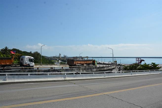 花莲港以砂石、纸浆、水泥为主要集散区，砂石重车每日进出辆次破千辆。（王志伟摄）