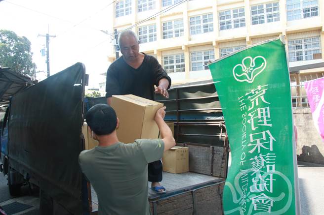 珍愛藻礁公投送件在即，總部於今日將已歸檔的連署書送至荒野保護協會總會保管。（黃婉婷攝）