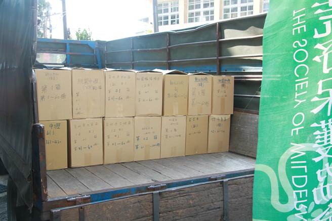 志工表示，今日運往台北的箱數大大小小算起來約有400箱。（黃婉婷攝）