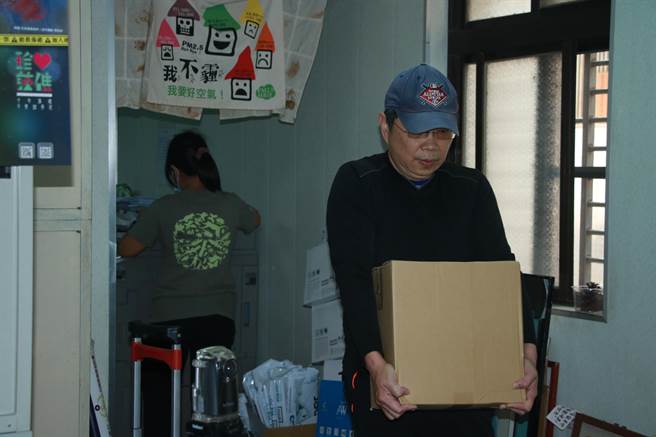 由於送件在即，總部志工內部忙著複印、造冊，外部則忙著運送歸檔完畢的成箱連署書。（黃婉婷攝）