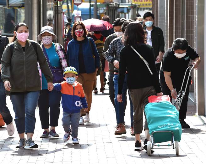 香港接连出现接种科兴新冠疫苗后死亡个案，港民接种意愿大减。图为香港市民佩戴口罩出行。（新华社）