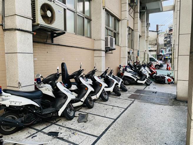 持槌大亂區公所遭壓制，男駕百萬奧迪狂撞警局原因曝光。(戴志揚翻攝)
