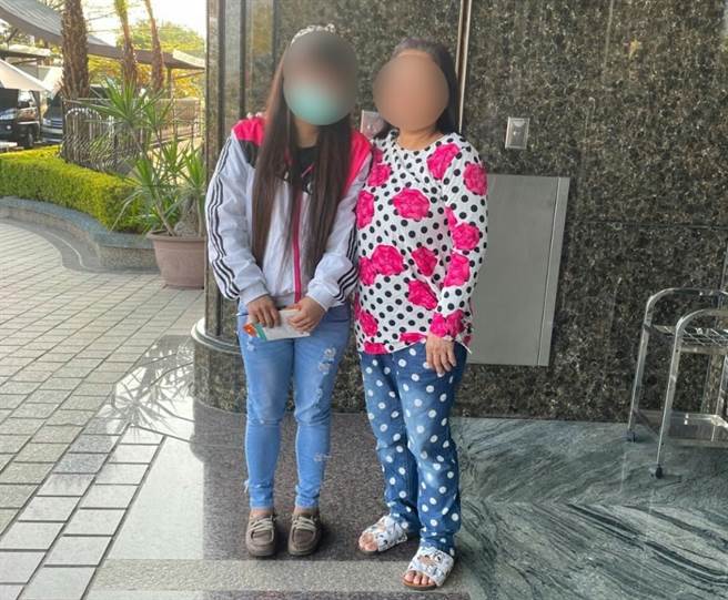 台南市警局麻豆分局吳孟宇巡佐為身分不明的婦人找回失散31年的兒女。（民眾提供／蘇育宣翻攝）