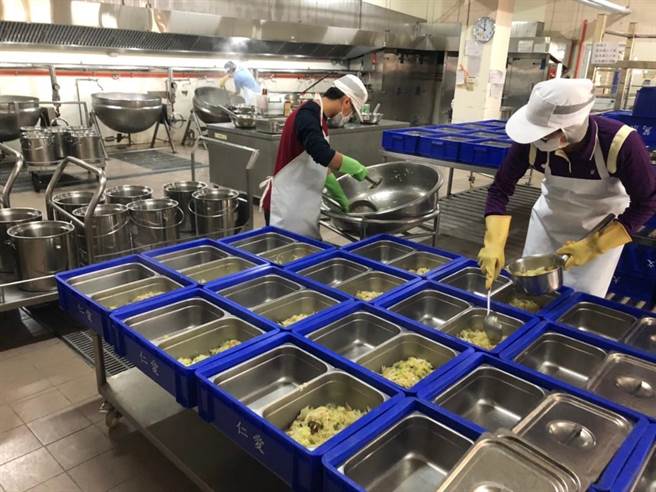 教育部今(13)日表示，為強化校園食安把關，109年已向行政院爭取新台幣12.5億元經費，全額補助全國22縣市、共1944所國民中小學，精進學校廚房安全衛生。(教育部提供／李侑珊台北傳真)