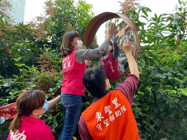台南市议员蔡筱薇（擦拭镜面者）与志工沿街擦拭率口反射镜。（蔡筱薇服务处提供／程炳璋台南传真）