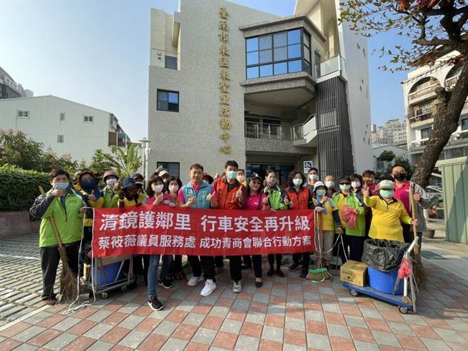 台南市议员蔡筱薇与国际青商会、东圣里志工共10多人上街擦拭反射镜。（蔡筱薇服务处提供／程炳璋台南传真）