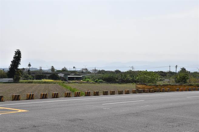 苗栗縣13日空氣品質惡劣，遠山都被霧霾遮蔽不清。（謝明俊攝）