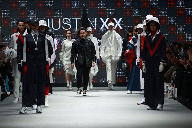 JUST IN XX设计师周裕颖与模特一同谢幕。（JUST IN XX提供）