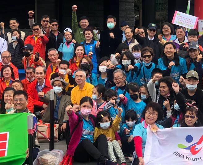 立委費鴻泰今天上午到松山車站前廣場，參加「青年來領航、夢想正飛揚、青年環保關懷環境活動」。（立委費鴻泰提供）