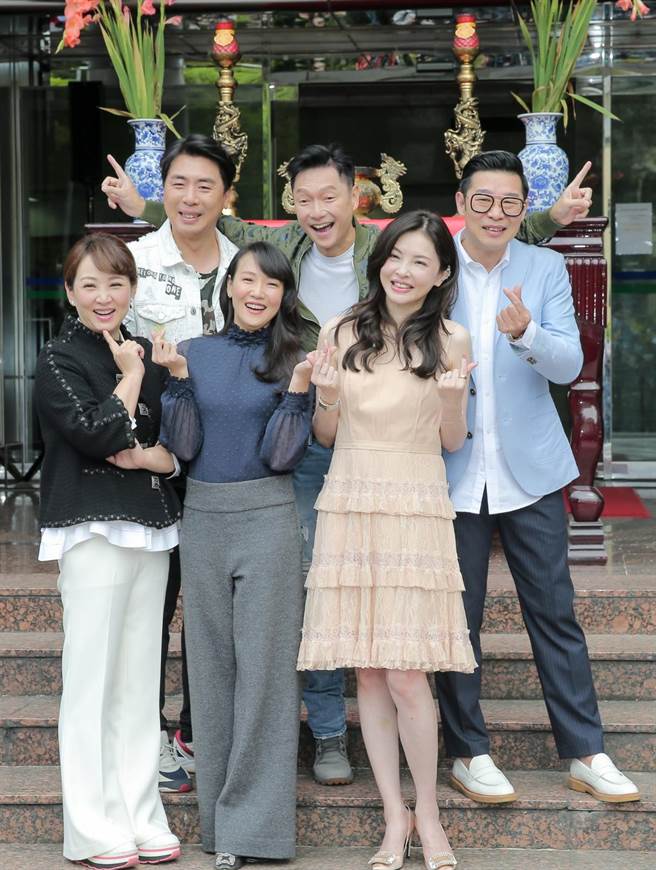 華視、公視台語台《婚姻結業式》10日舉行開鏡記者會，前排左起郁方、張本渝、何如芸，後排左起梁赫群、謝祖武、馬力歐。（盧禕祺攝）