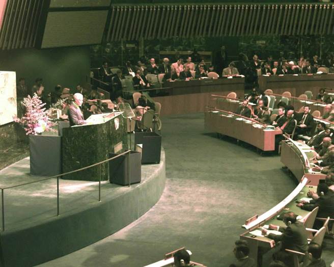 1999年，第54屆聯合國大會召開。時任聯合國祕書長安南在會上發表講話 。(新華社)