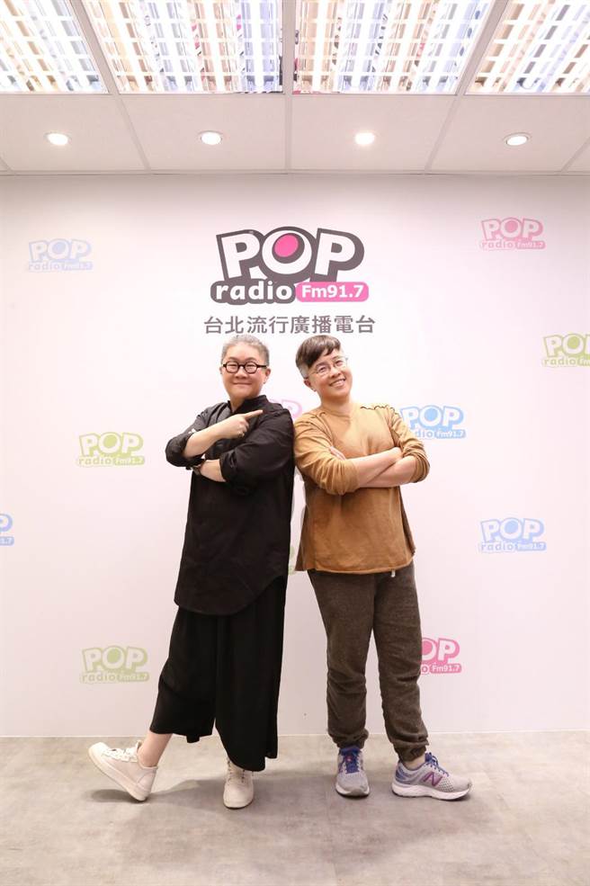 黄婷（右）日前上《幕前幕后偷偷看》接受主持人toto访问。（POP Radio提供）