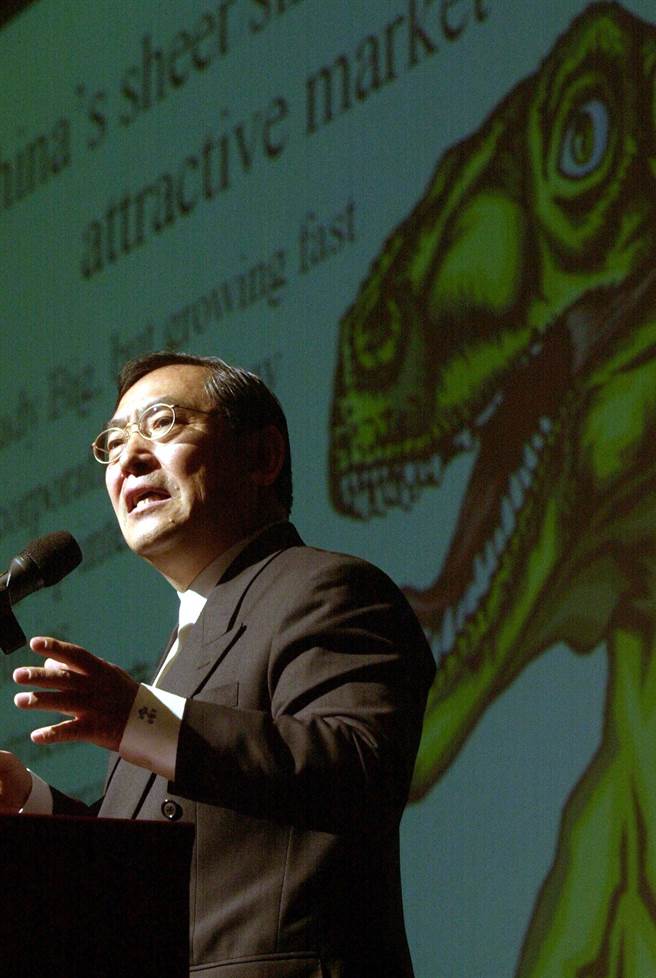 2003年4月，主張以「中華邦聯」解決兩岸對峙關係的日本國際趨趨勢專家大前研一，在台北市一場 「探索中國‧前瞻台灣」產經論壇中，針對中國未來的前景及兩岸未來的走向發表演說。（本報系資料照片）