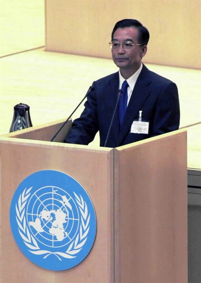 2000年，時任大陸國務院副總理溫家寶在日內瓦舉行的聯合國大會社會發展特別會議上發表講話。（新華社）