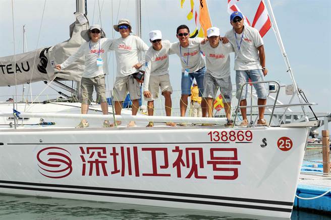 2009年，由中国帆船协会和中华臺北帆船协会举办的第一届海峡杯帆船赛帆船齐聚厦门，其中参赛的深圳卫视号整装待发。（中新社）