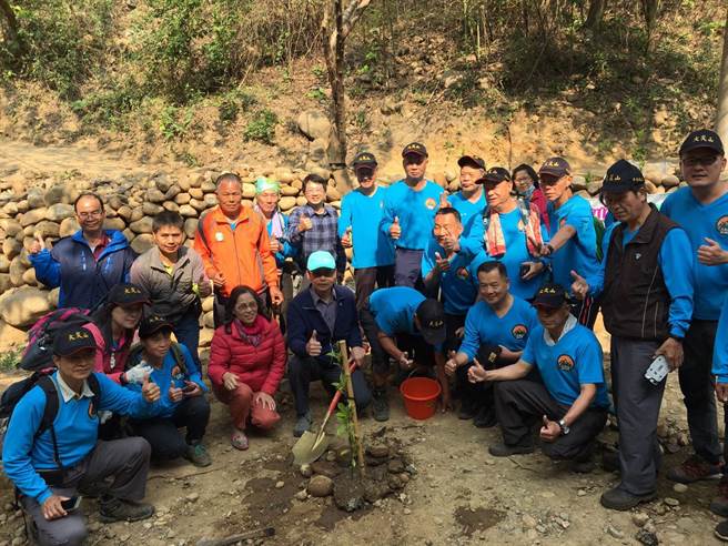 新竹林区管理处秘书吴学平种下第1棵树。（新竹林区管理处提供）