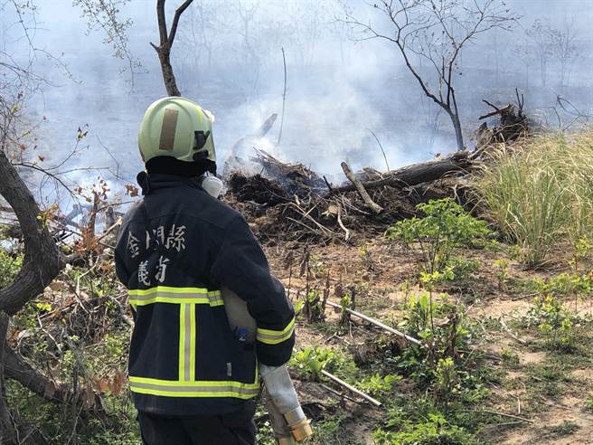 金防部珠山靶場外圍今天下午突然起火，在東北風的助威下，一度往緊鄰的珠山聚落蔓延。（李金生攝）