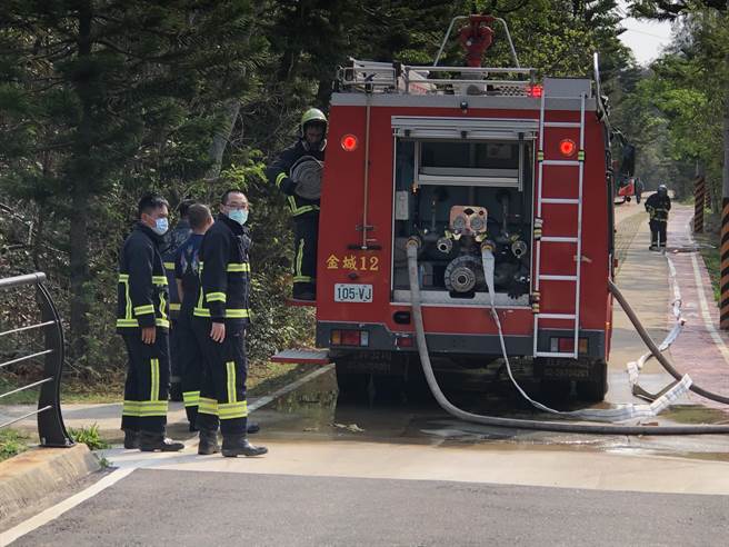 金門縣消防局出動11車27人趕往灌救，軍方也支援2車8人，在15時07分完全撲滅。（李金生攝）