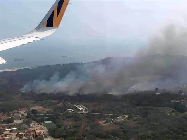 濃煙直衝天際，還好未影響班機起降。（華信旅客拍照，金門縣消防局提供）