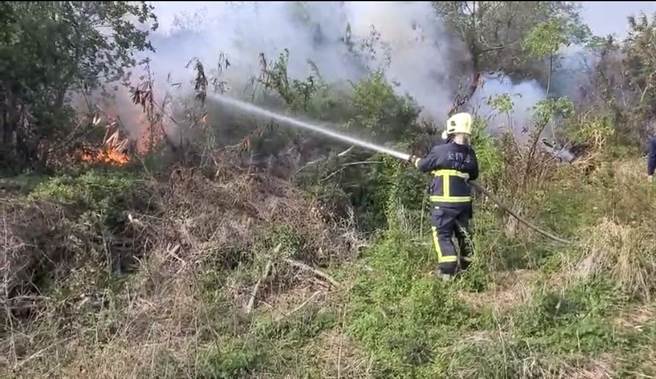 火勢在東北風的助威下，一度往緊鄰的珠山聚落蔓延。（民眾提供）